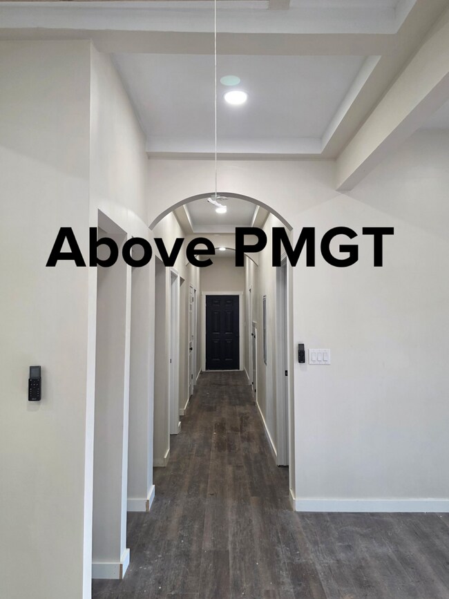 Building Photo - Spacious 4 bedroom & 4 Bathroom House righ...