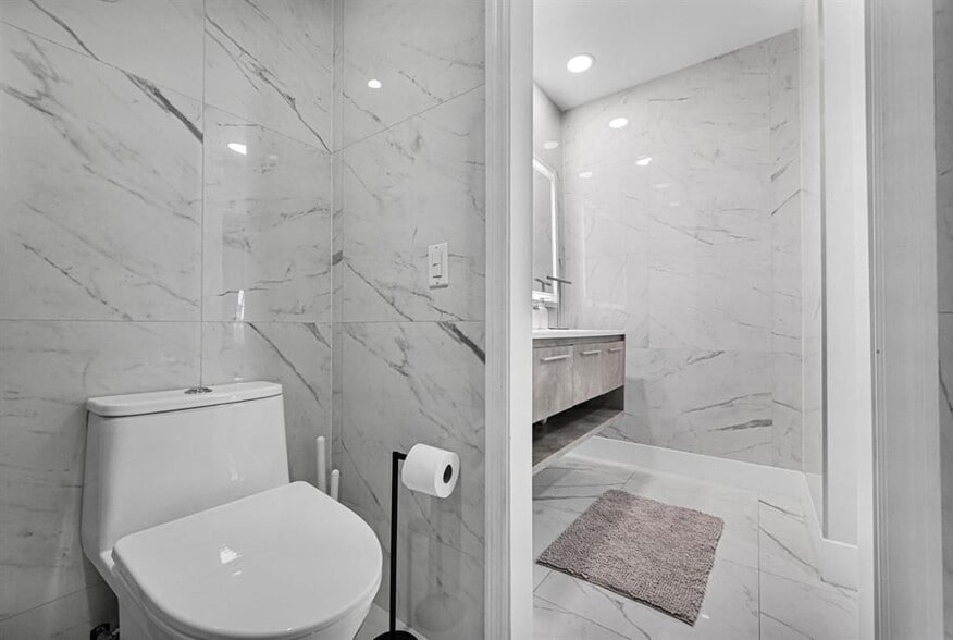 Building Photo - 6279 Bay Club Dr