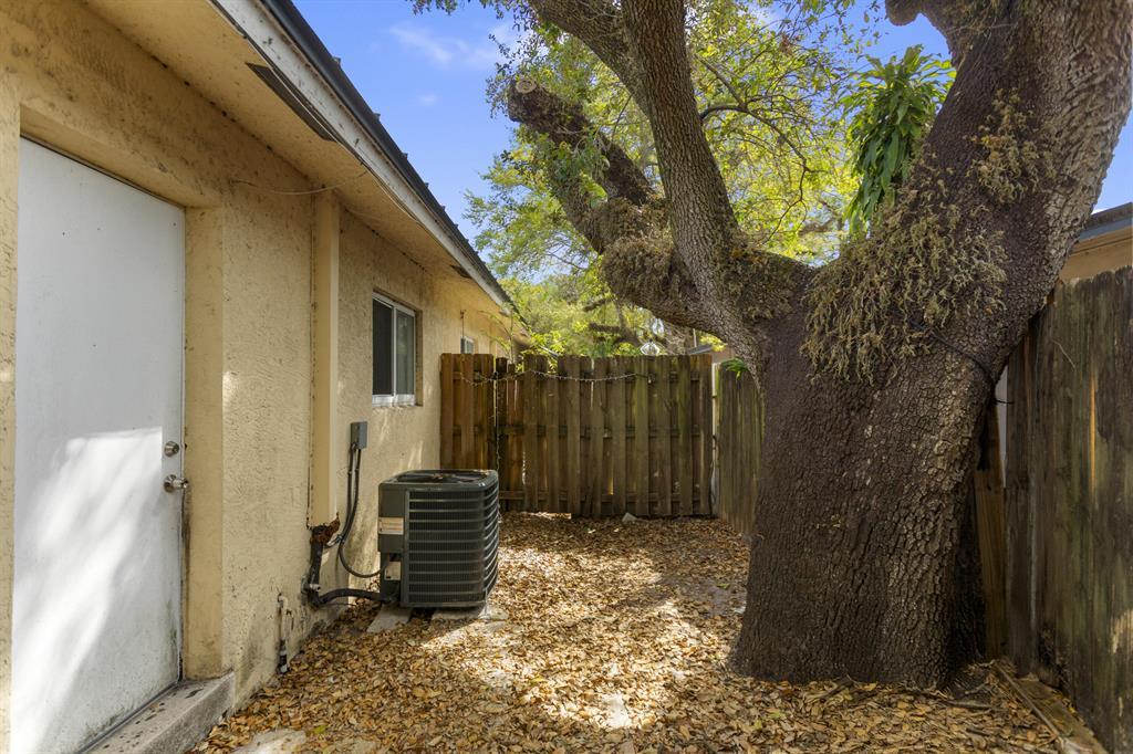 Building Photo - 709 SW 13th Ave