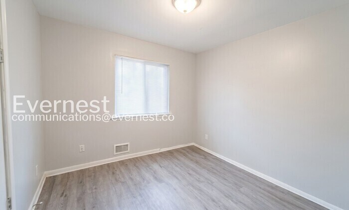 Building Photo - 3227 Hobart Dr NW