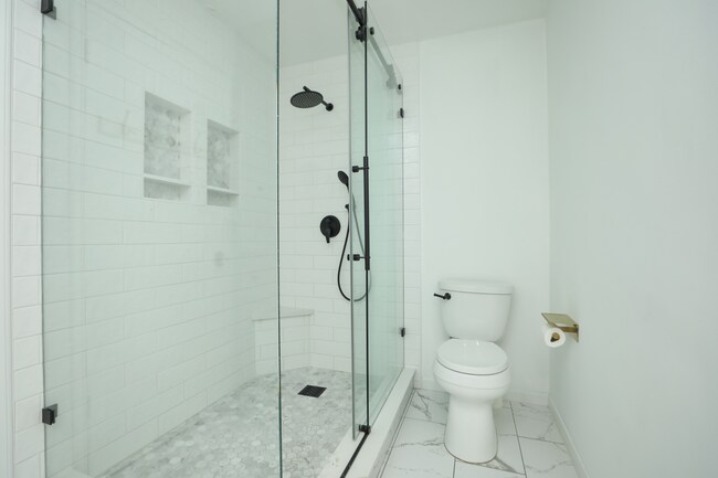 Building Photo - For Lease | 5 Bed, 2.5 Bath | 3,094 Sq Ft ...