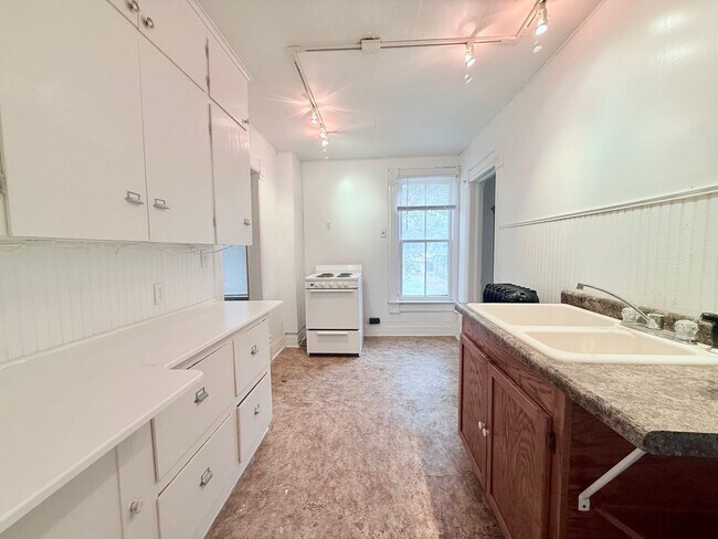Building Photo - 5-Bed 2-Bath House in Reinbeck