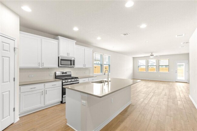Building Photo - 1607 Denesa Dr