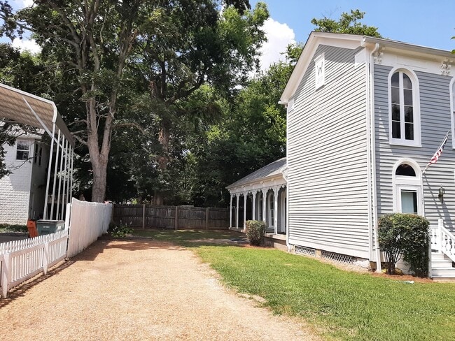 Building Photo - 104 N Cedar St