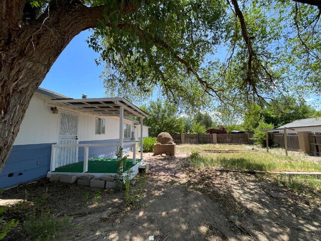 Building Photo - Room to Spread Out! South Valley 3bd on a ...