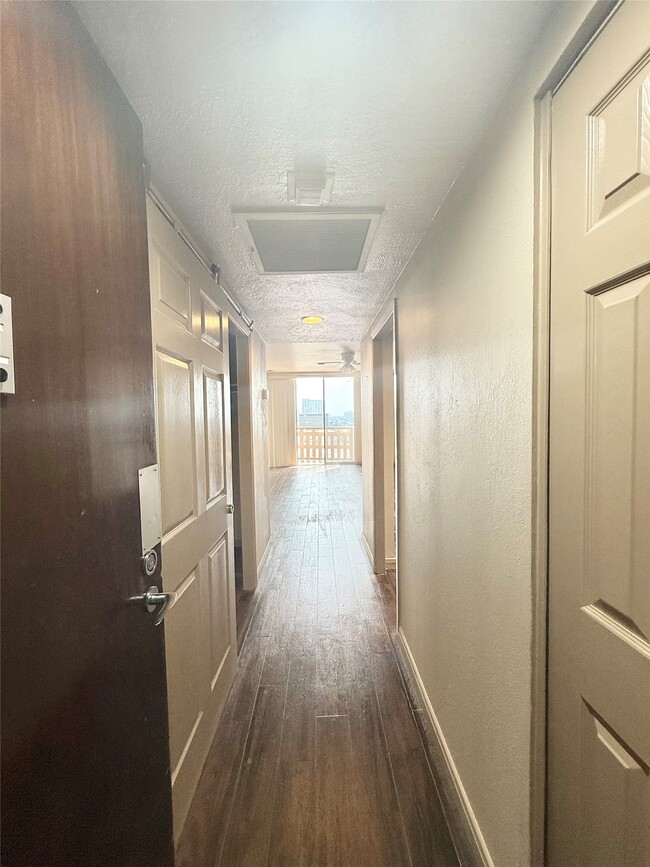 Building Photo - 2016 Main St