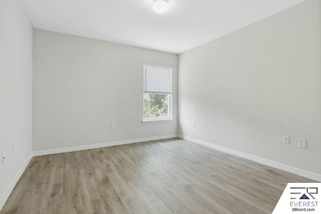 Building Photo - LIKE NEW 3/2/1 TOWNHOUSE IN DESIRABLE SEMINOLE WOODS
