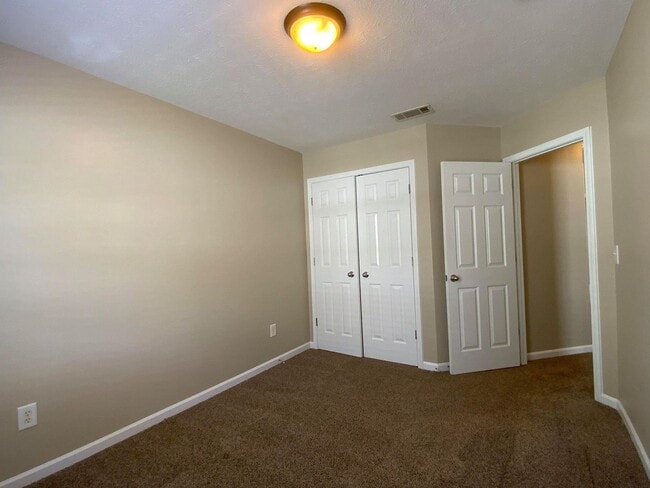 Building Photo - Brentwood Townhome For Lease