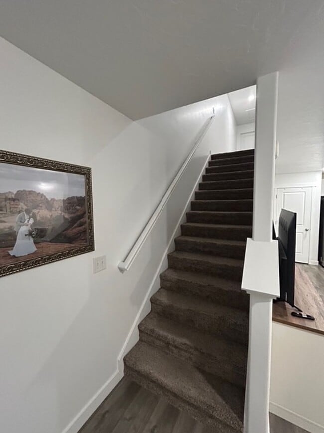 Building Photo - Gorgeous Townhome!!!