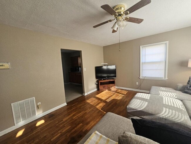 Building Photo - 504 Baker St