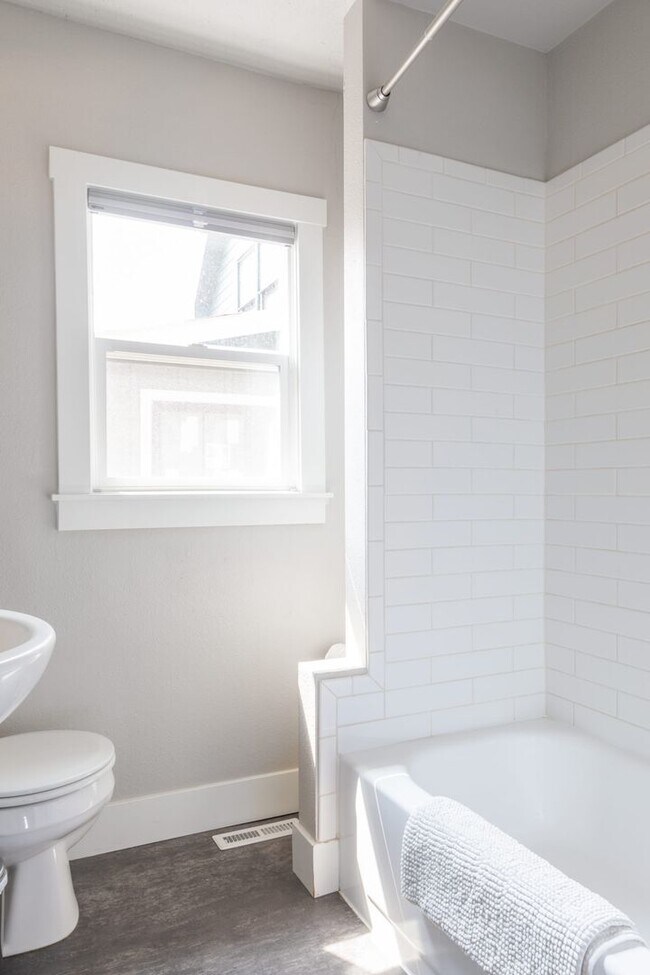 Building Photo - Cozy 2-Bedroom Retreat in North End Boise: Fantastic Location with Elegant Upgrades