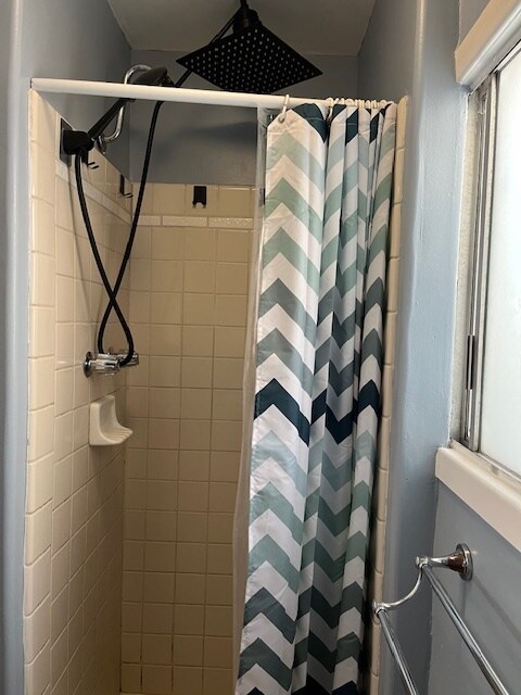 bathroom shower - 625 W Maple St