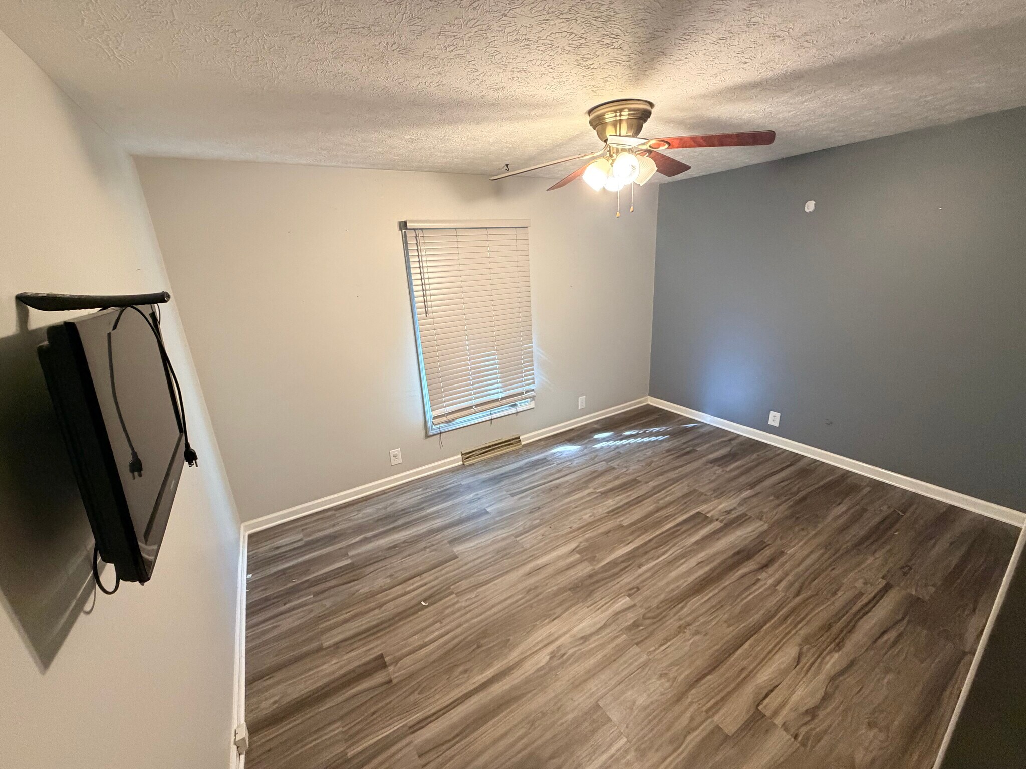 Building Photo - 548 Queenswood Dr