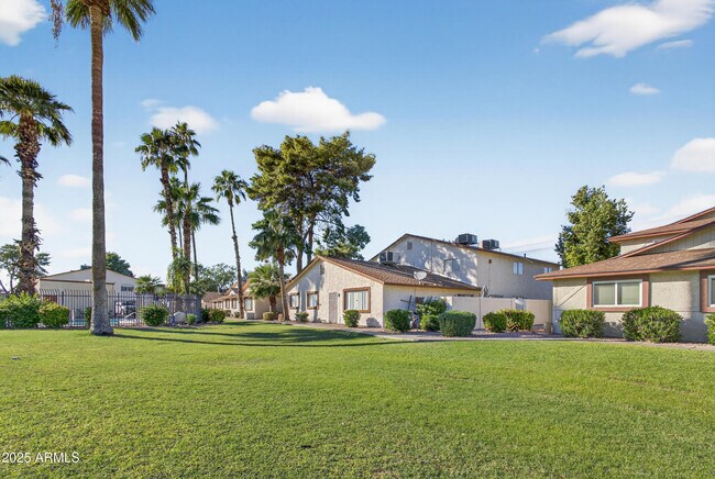 Building Photo - 860 E Brown Rd