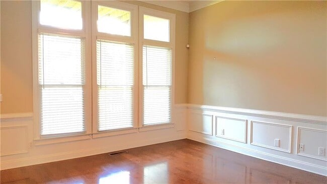 Building Photo - 3002 Montclair Cir SE