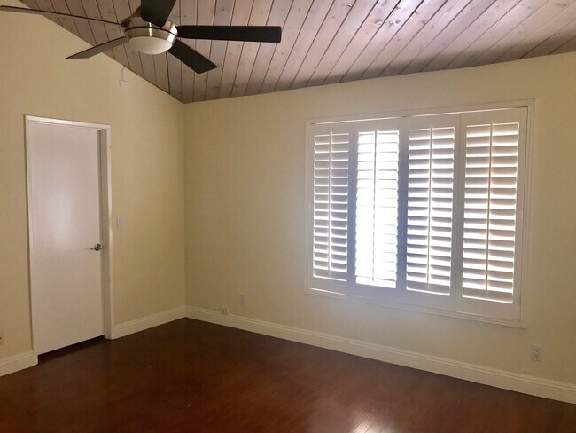 Building Photo - Beautiful and spacious multilevel townhouse in model home condition