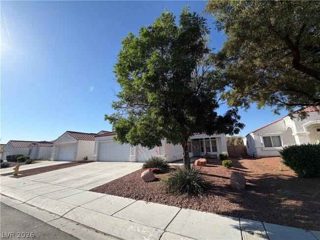 Building Photo - 2139 Meadow Green Ave