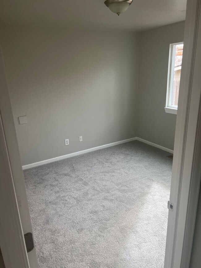 Building Photo - Great 3 Bedroom 2 Bath unit