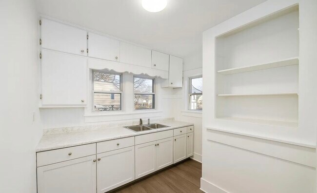 Building Photo - 910 W Virginia Ave
