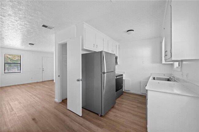 Building Photo - 1008 Davis St