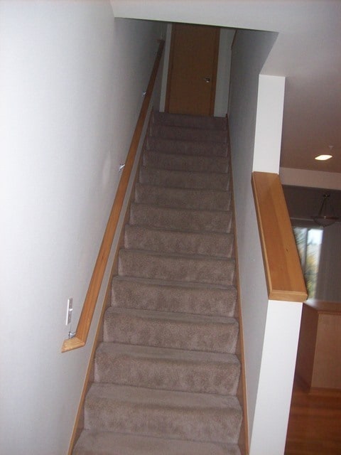 Building Photo - 2 bdrm 2.5 bath Townhouse with garage!$169...