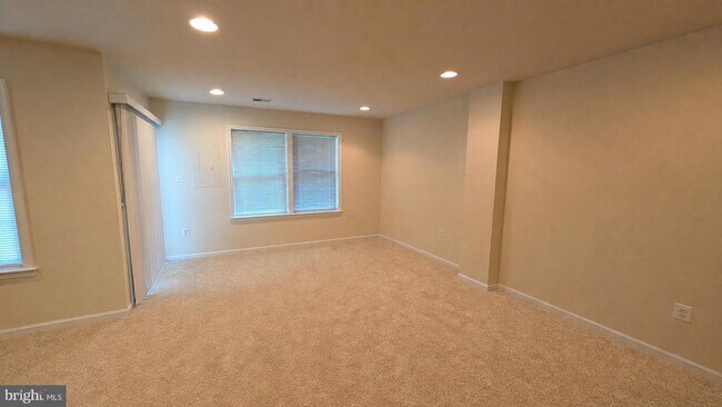 Building Photo - 9640 Potters Hill Cir