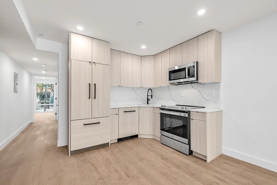 Building Photo - 18 E 13th St