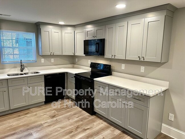 Building Photo - 708 Union St S