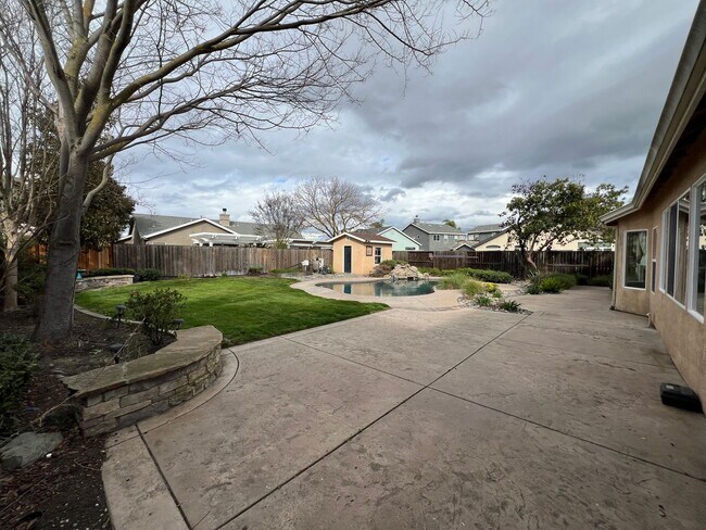 Building Photo - 4 bedrooms, an office and single-story home with a pool!!