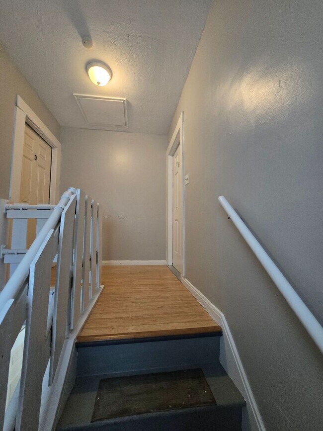 Building Photo - 987 Lilley Ave