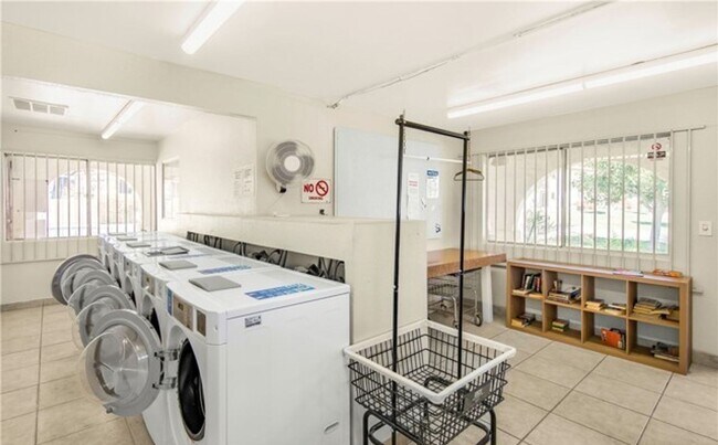 Building Photo - CLEAN & QUIET 2 BED 1 BATH CONDO