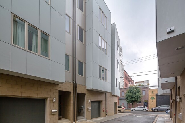 Building Photo - Northern Liberties Townhome with Parking