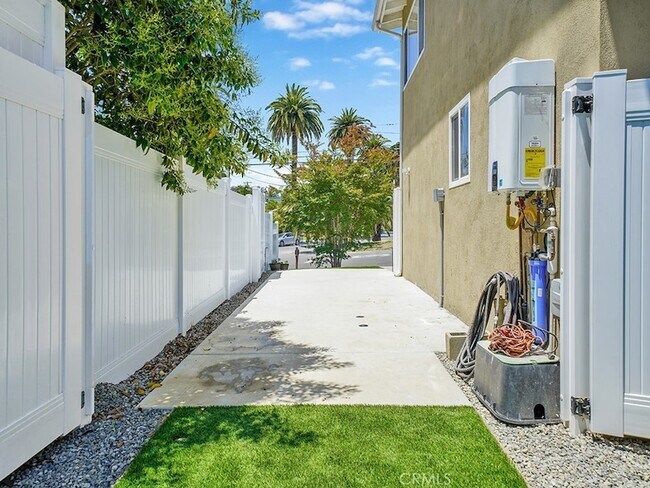 Building Photo - 34801 Calle Del Sol