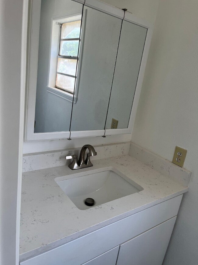 Building Photo - 1711 Norwich Ave