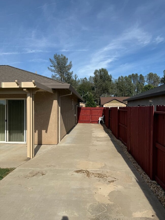 Building Photo - 3-bedroom, 2-bathroom home located in the ...