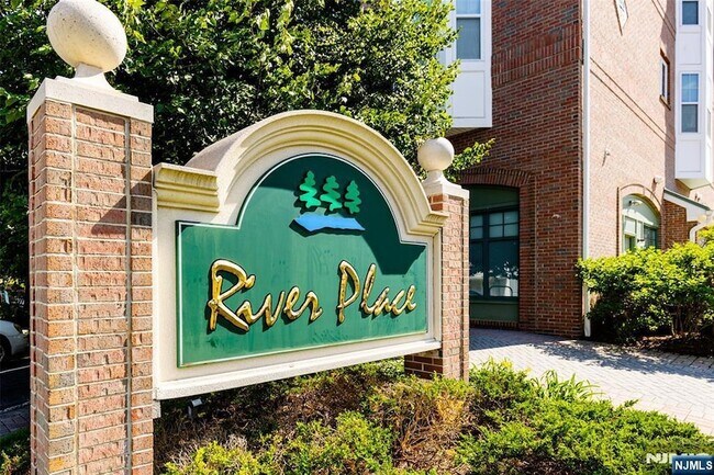 Building Photo - 407 River Place