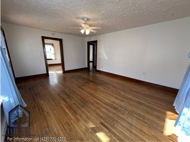 Building Photo - Centrally located charming cottage!