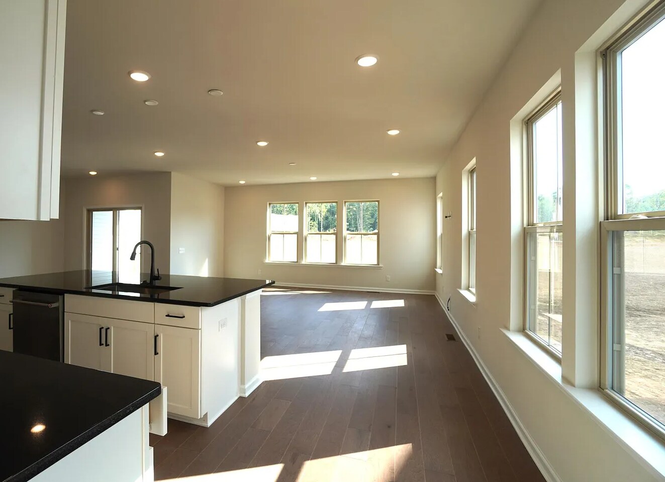 Building Photo - 612 America Dr