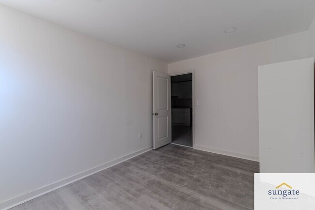 Building Photo - 208 Lloyd St