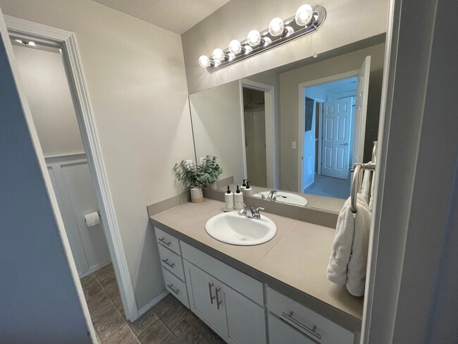 Building Photo - 527 Whitney Dr