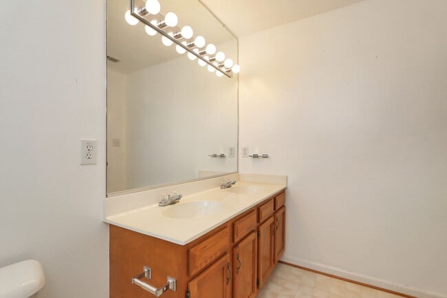Building Photo - 106 Linden Ct