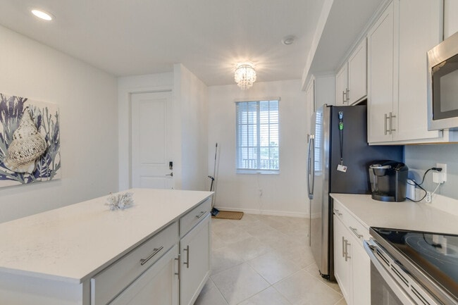 Building Photo - 12320 Wellen Golf St