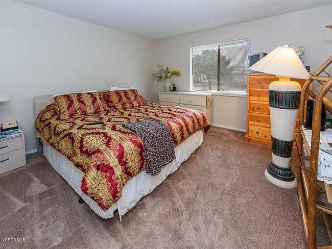 Building Photo - Spacious two story condo with garage