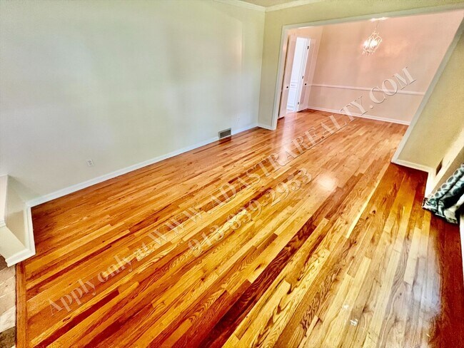 Building Photo - Lovely Home In Nall Hills-Available NOW!