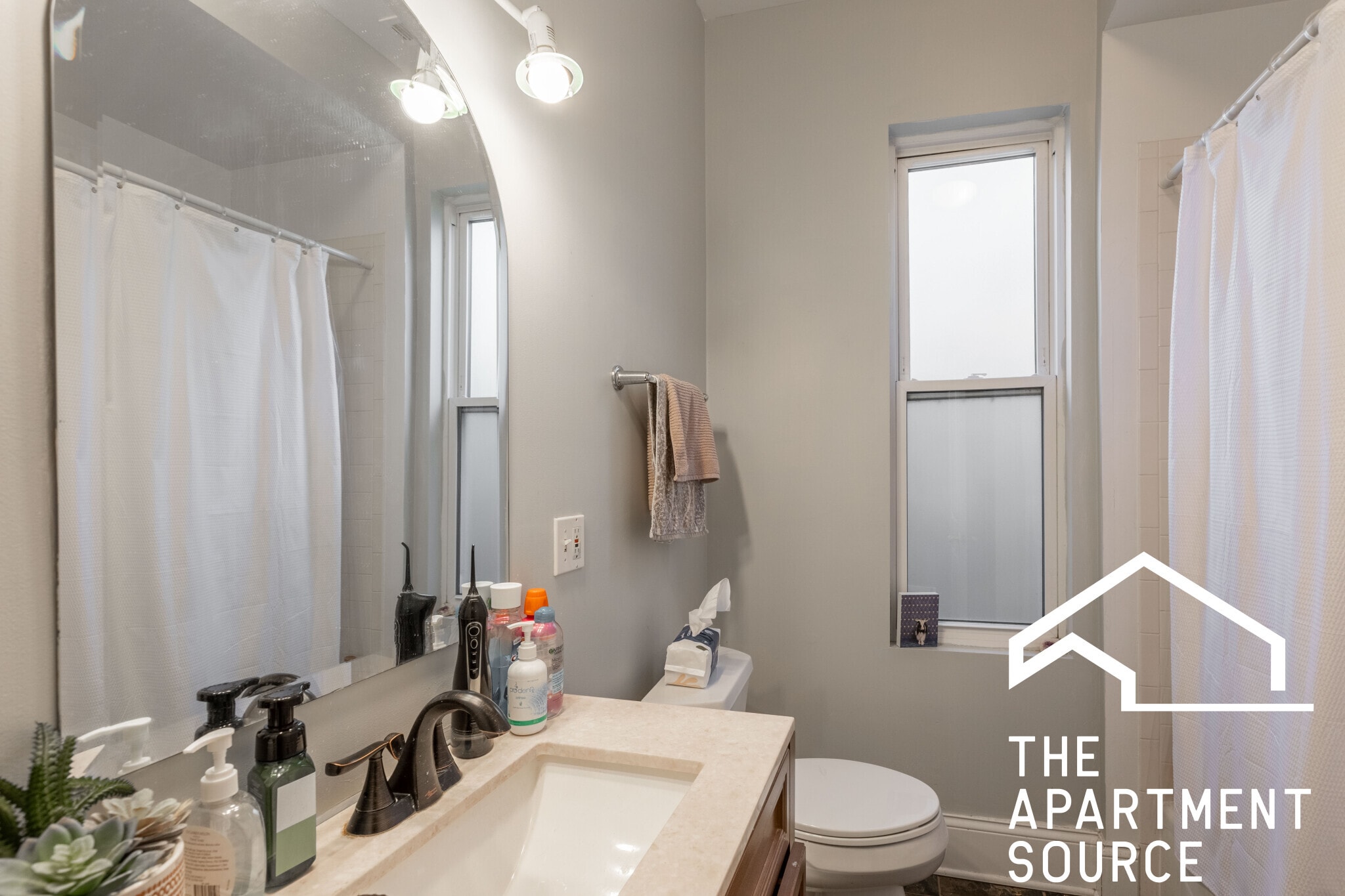 Building Photo - 1314 W Roscoe St