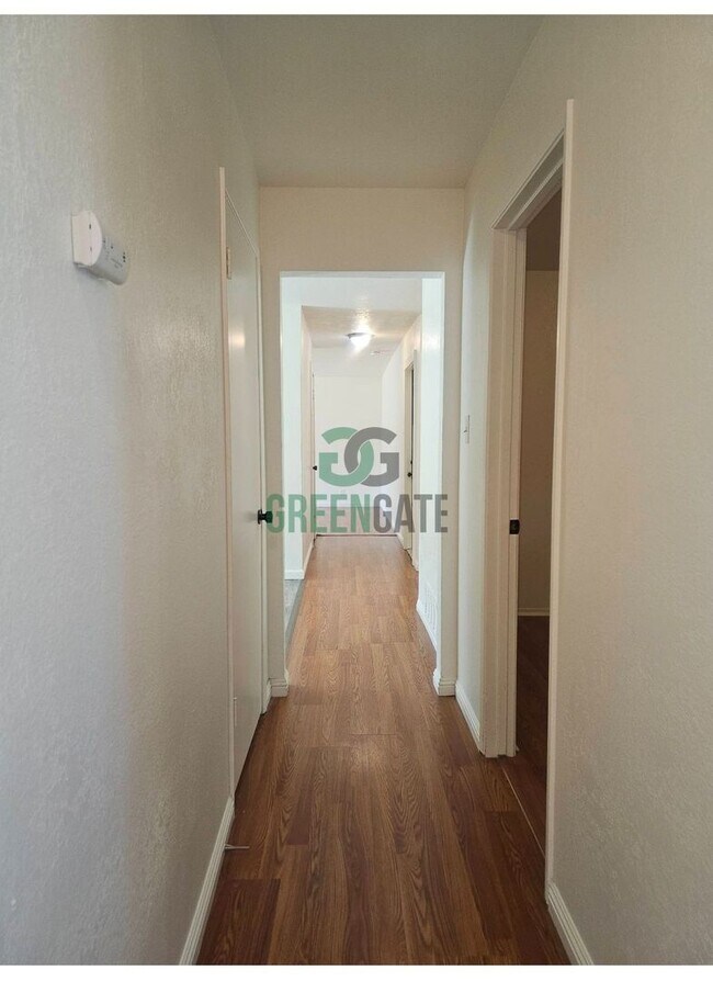 Building Photo - 3 BEDROOM 2 BATH HOME MOVE IN READY IN MOD...