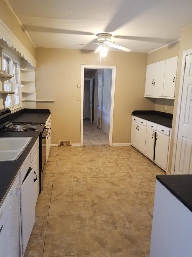 Building Photo - City Living!!