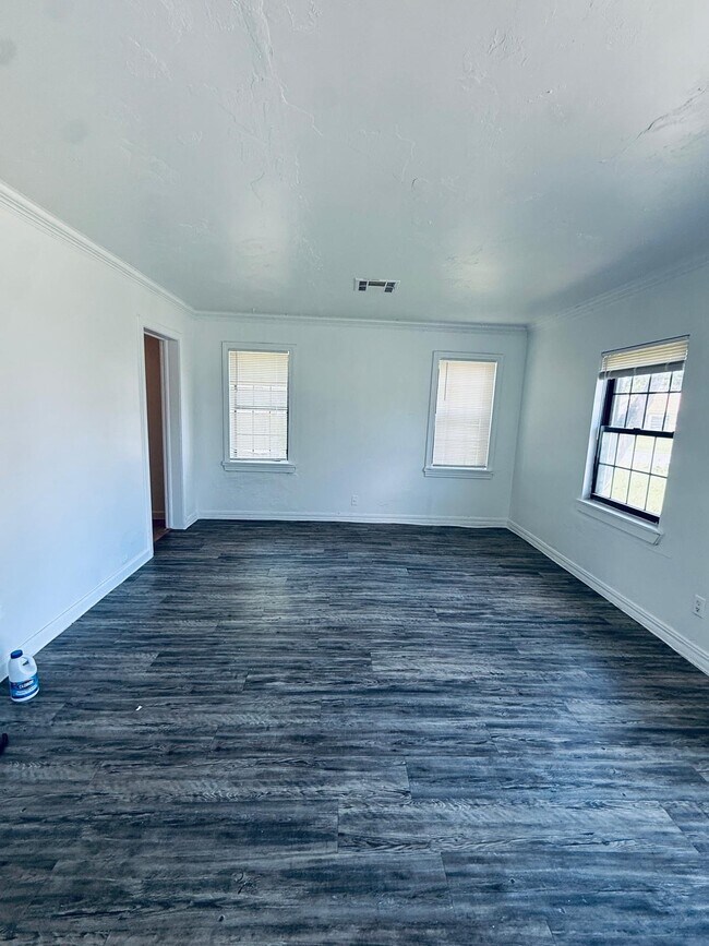 Building Photo - 326 E Harmon Dr