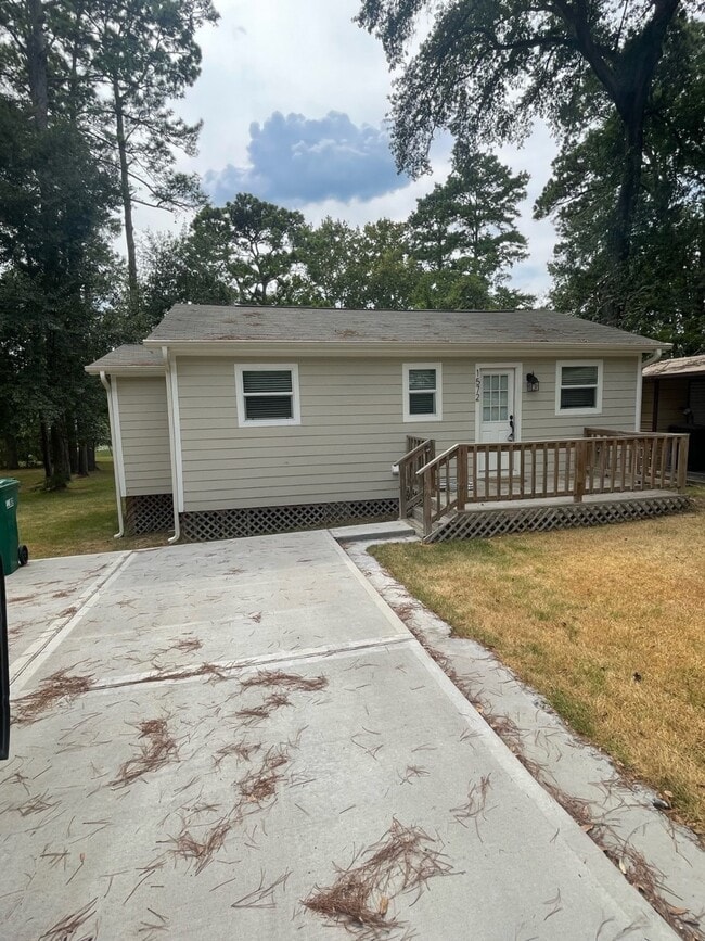 Building Photo - 1572 E Pine Lake Cir