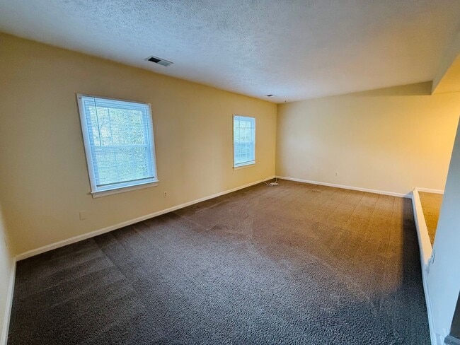 Building Photo - 4 Bedroom, 2.5 Bath Townhouse